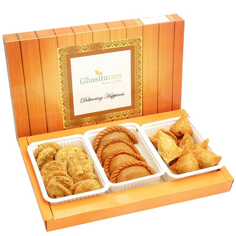 Dry Sweet Gujiyas and Methi Mathi Holi Hamper