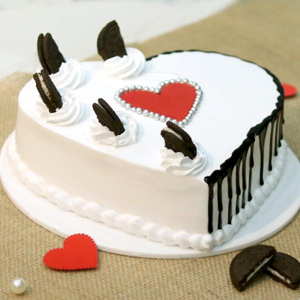 Heart Shape Oreo Vanilla Cake 1Kg